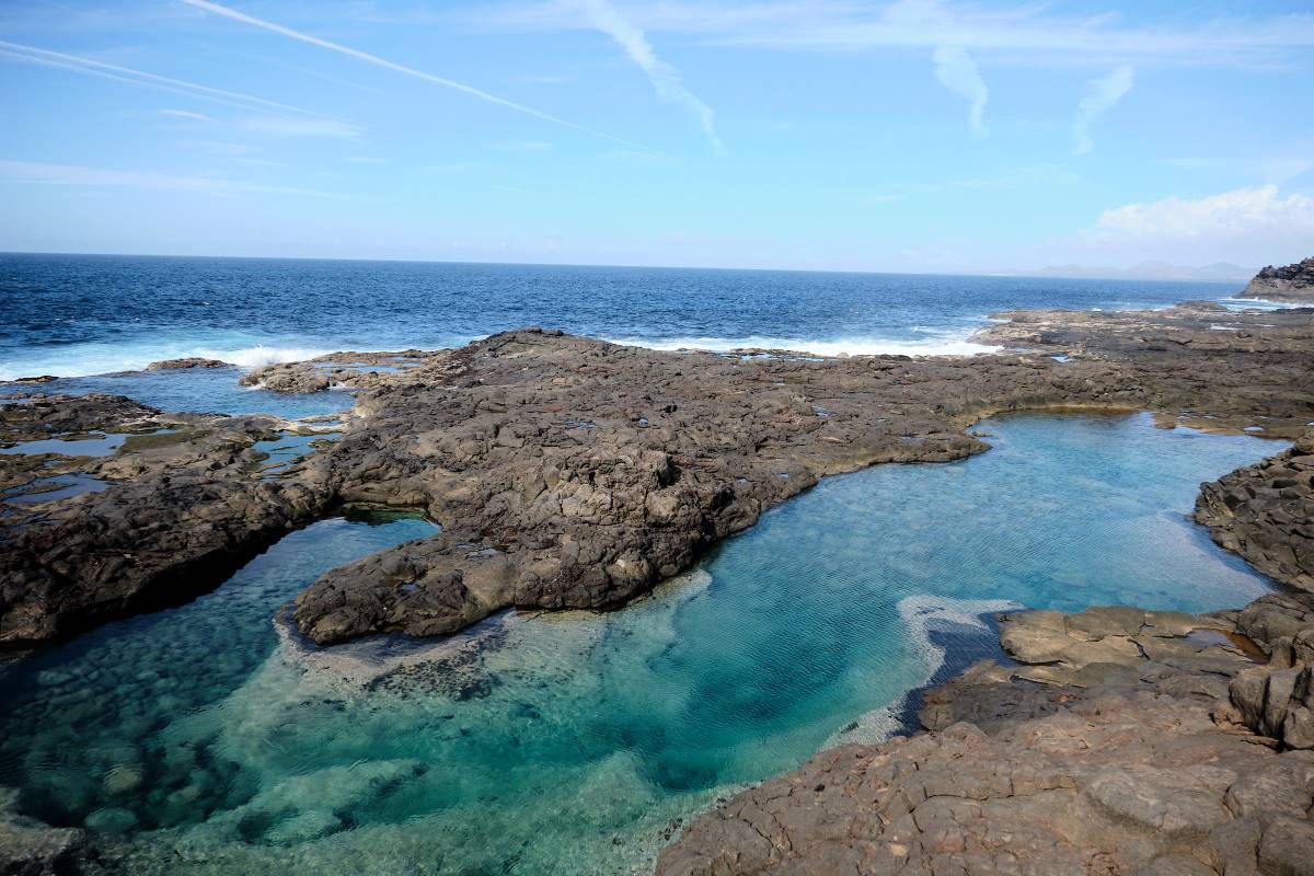 5 charcos y piscinas naturales en Lanzarote para no salir del agua