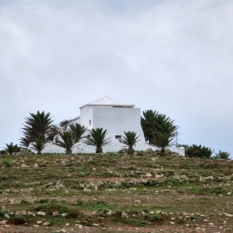 Ermita de las nieves lejos mas cerca