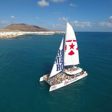 Navega a la Isla La Graciosa en catamaran desde Lanzarote