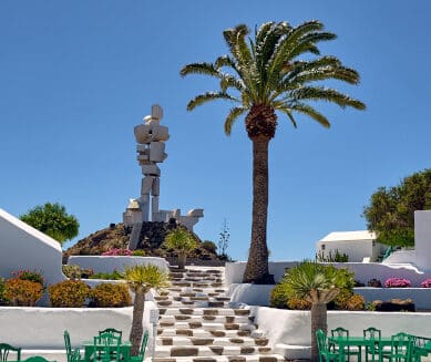 Monumento del campesino por debajo de las escaleras